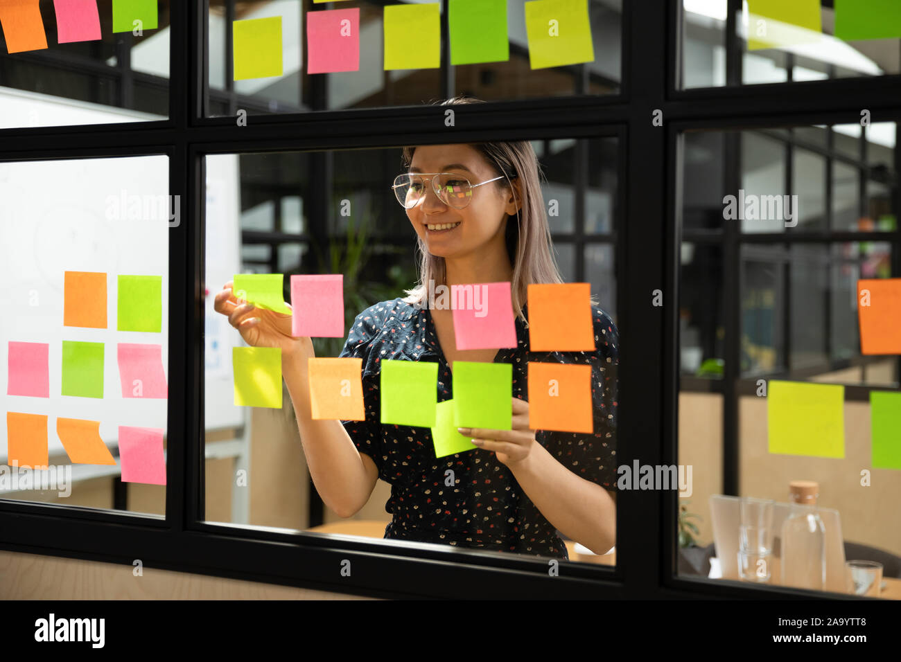 Junge vietnamesische Frauen Scrum Master Organisation Projekt arbeiten. Stockfoto