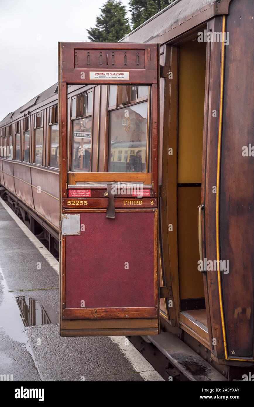 Nahaufnahme von Vintage teak BRITISCHE LNER Bahnhof dritte Klasse Schlitten, Tür offen auf die Plattform, Warten auf Passagiere an Bord zu Severn Valley Railway. Stockfoto