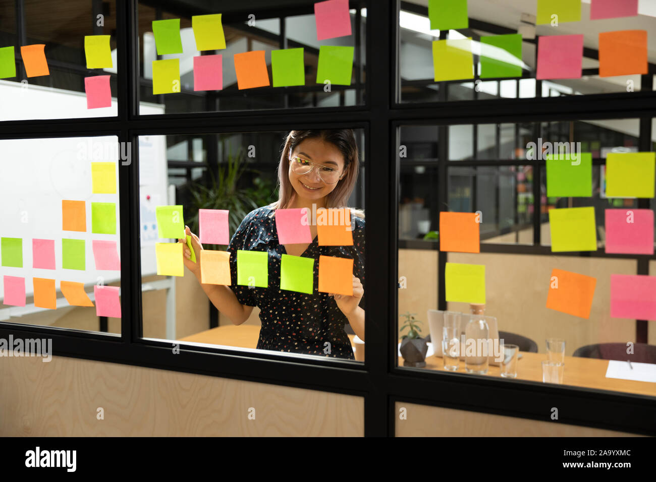 Lächelnd asiatische Frau Projektleiter in Brillen organisieren. Stockfoto
