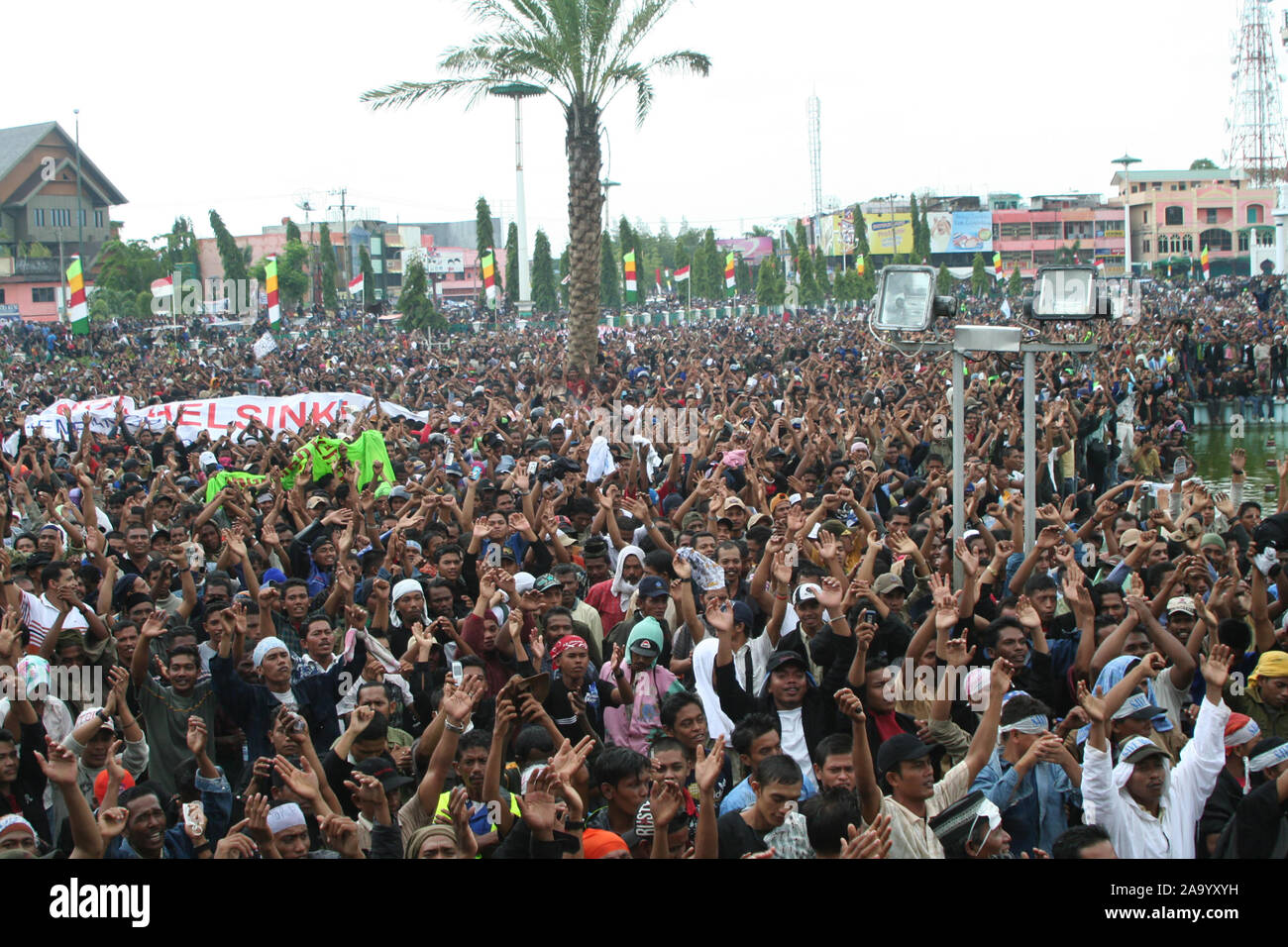 Banda Aceh, Aceh, Indonesien. 15. August 2006. Treffpunkt an der Großen Moschee von Baiturrahman, beim marsch und Demonstration zum 1.. Jahrestag Stockfoto