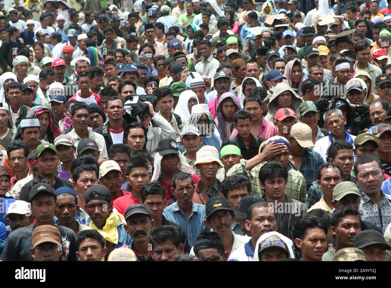 Banda Aceh, Aceh, Indonesien. 15. August 2006. Treffpunkt an der Großen Moschee von Baiturrahman, beim marsch und Demonstration zum 1.. Jahrestag Stockfoto