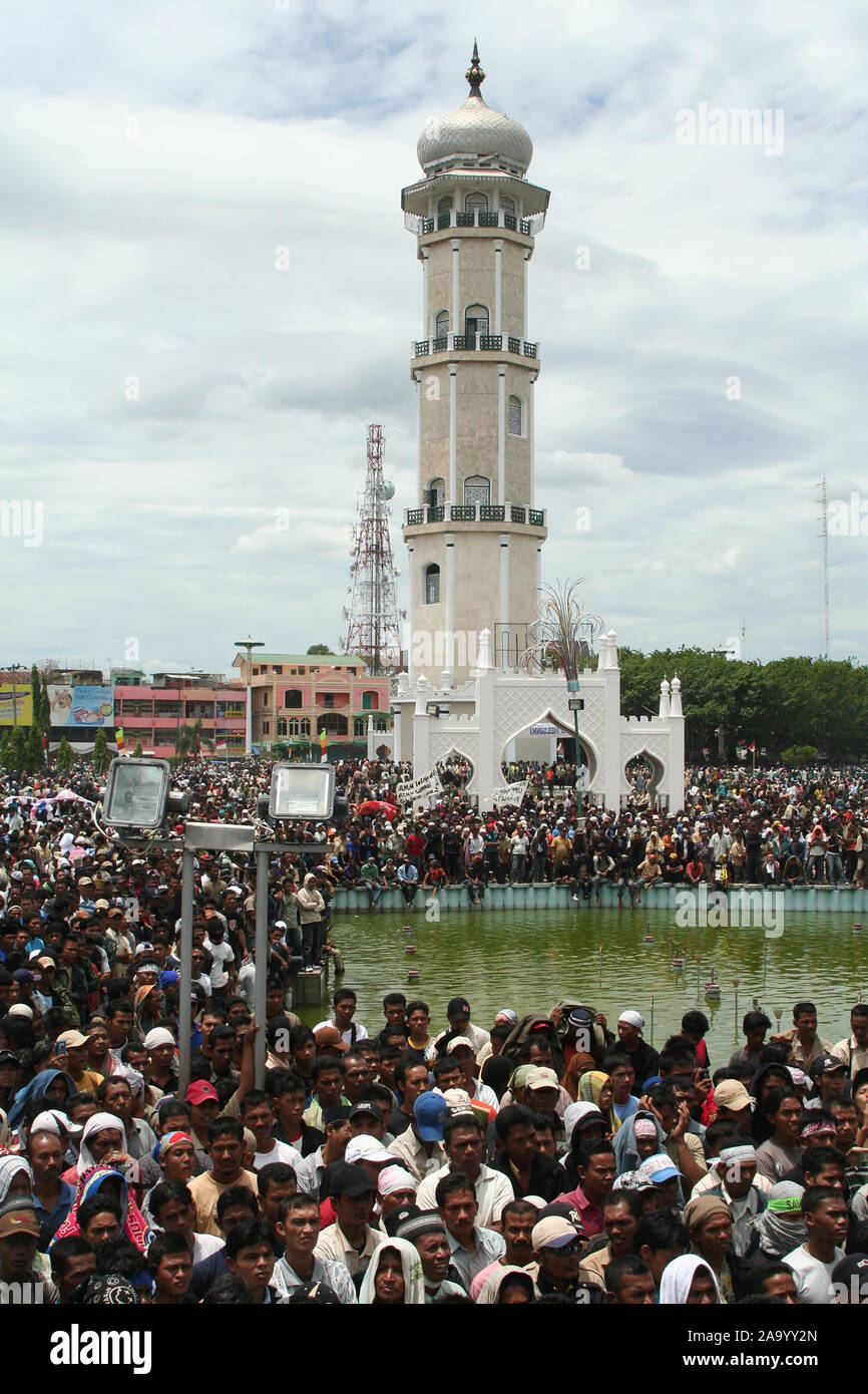 Banda Aceh, Aceh, Indonesien. 15. August 2006. Treffpunkt an der Großen Moschee von Baiturrahman, beim marsch und Demonstration zum 1.. Jahrestag Stockfoto
