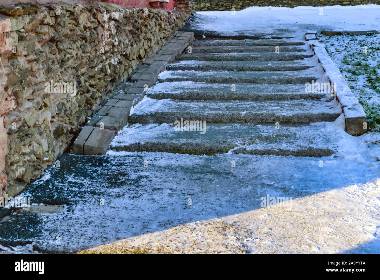 Urban Street Stufen durch Schnee in einem Park im Winter closeup abgedeckt. Stockfoto