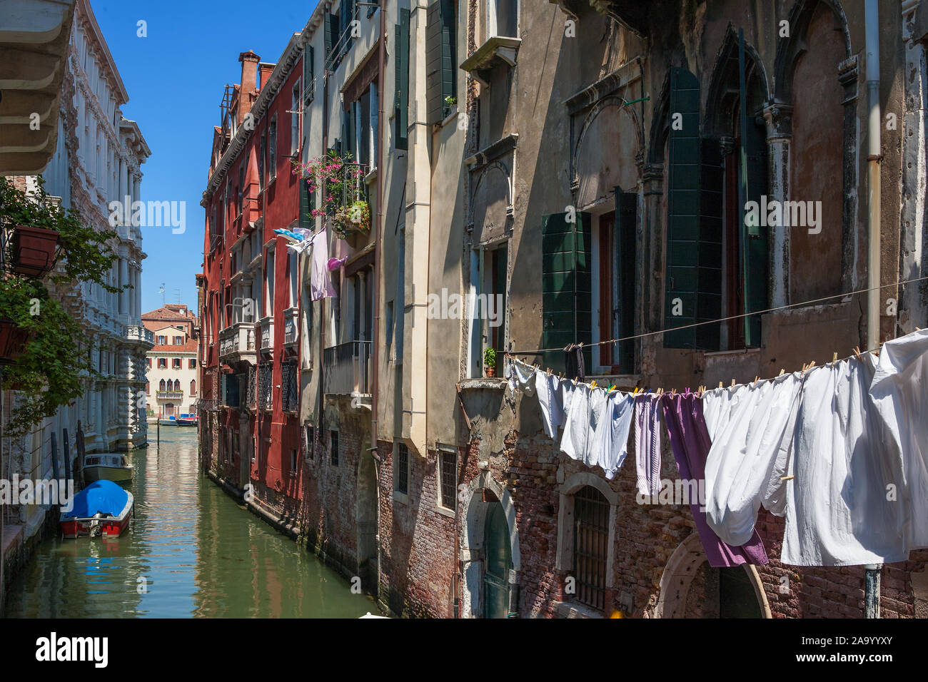 Rio delle Due Torri mit Blick auf den Canal Grande und die Ca' Pesaro auf der Linken, Venedig, Italien: von der Ponte del Ràvano Stockfoto