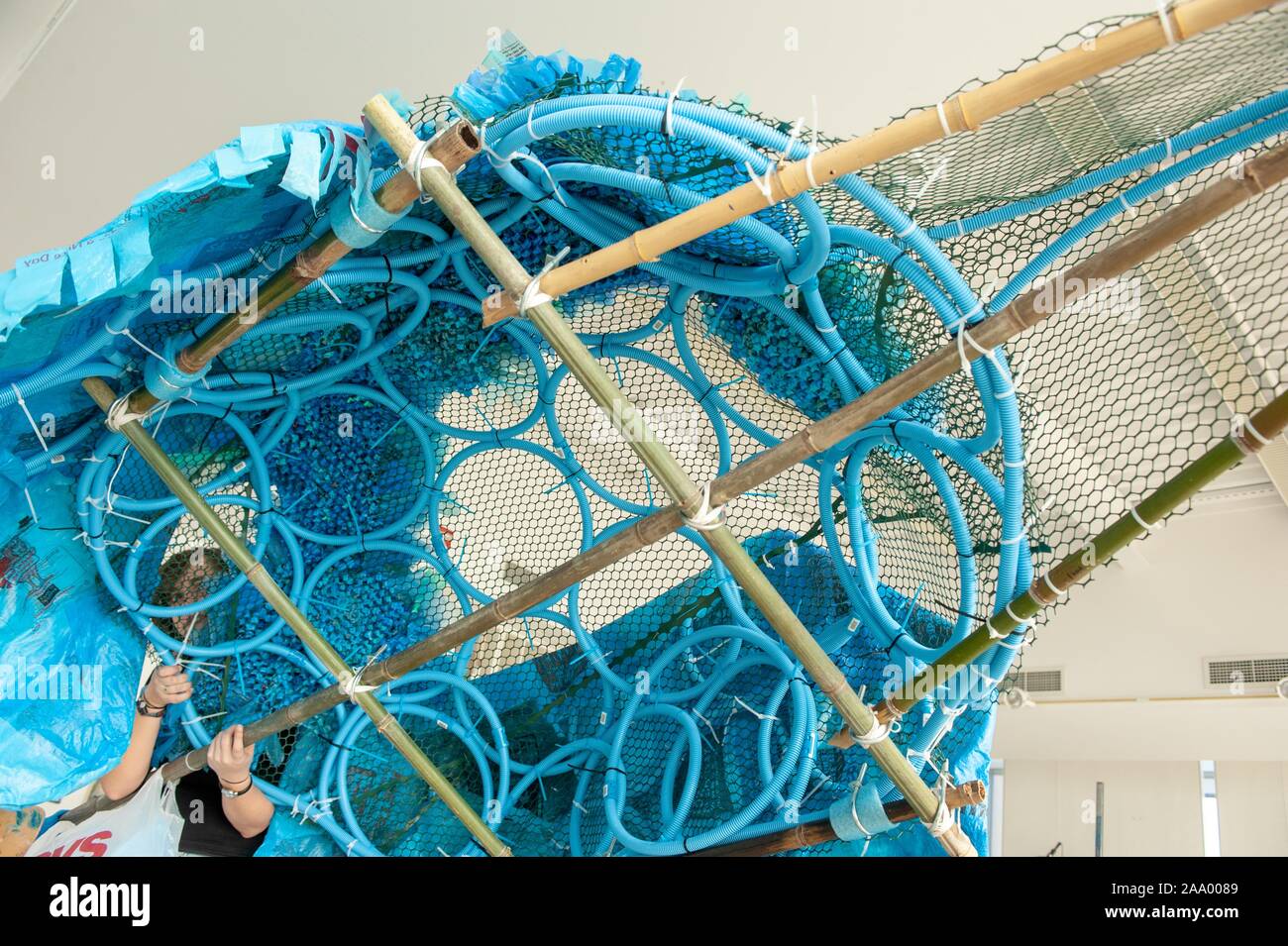 Studenten eine kinetische Skulptur mit gefundenen Materialien zu konstruieren, in der Form der Bluejay Maskottchen, während der Vorbereitung in der Baltimore kinetische Skulptur Rennen teilzunehmen, an der Johns Hopkins University in Baltimore, Maryland, 2009. Vom Homewood Sammlung Fotografie. () Stockfoto