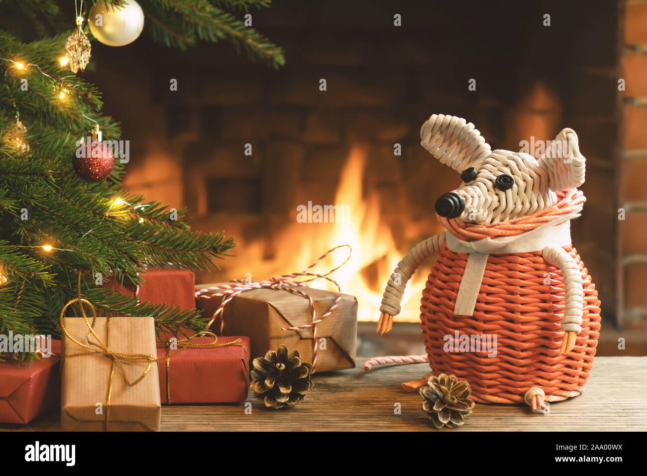 Weihnachten Zusammensetzung - ein Korb weiße Maus - Symbol von 2020 nach dem chinesischen Horoskop neben Geschenke unter dem Weihnachtsbaum im Zimmer von fir Stockfoto Weihnachten Zusammensetzung - ein Korb weiße Maus - Symbol von 2020 nach dem chinesischen Horoskop neben Geschenke unter dem Weihnachtsbaum im Zimmer von fir Stockfoto