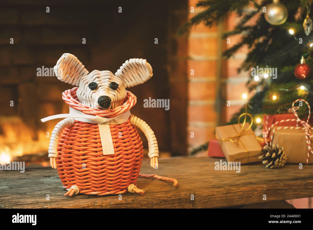 Weihnachten Zusammensetzung - ein Korb weiße Maus - Symbol von 2020 nach dem chinesischen Horoskop neben Geschenke unter dem Weihnachtsbaum im Zimmer von fir Stockfoto Weihnachten Zusammensetzung - ein Korb weiße Maus - Symbol von 2020 nach dem chinesischen Horoskop neben Geschenke unter dem Weihnachtsbaum im Zimmer von fir Stockfoto