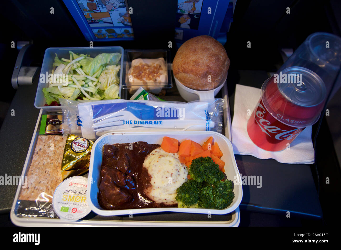 SAN FRANCISCO, California, United States - Jun 24th, 2018: warmes Essen an Bord der Economy Class Flugzeug am Tisch serviert mit Salat und Cola Stockfoto