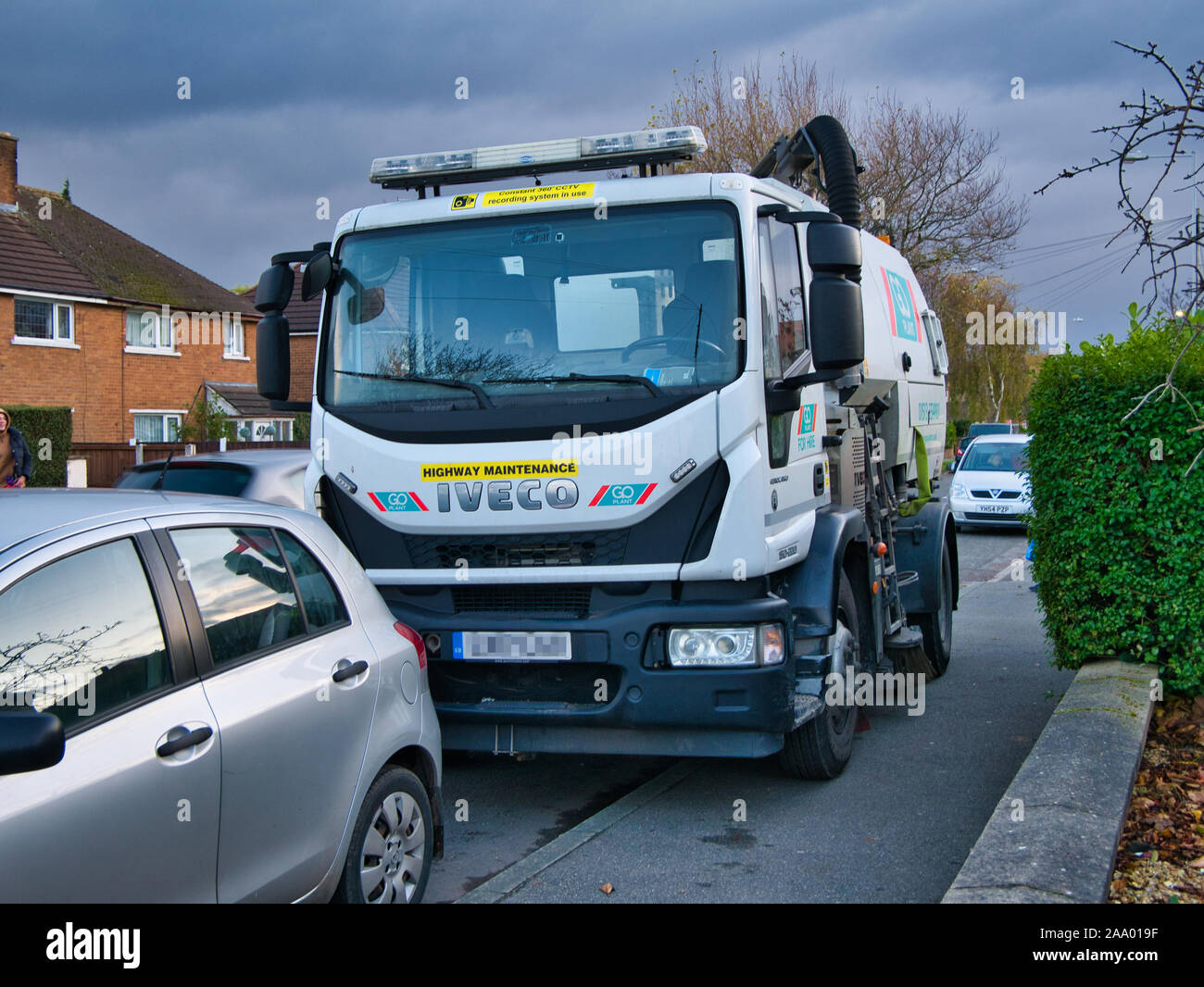 Eine große industrielle Fahrzeug parkt auf dem Bürgersteig/Bürgersteig, strengen Beschränkung der Platz für Fußgänger zur Verfügung. Stockfoto