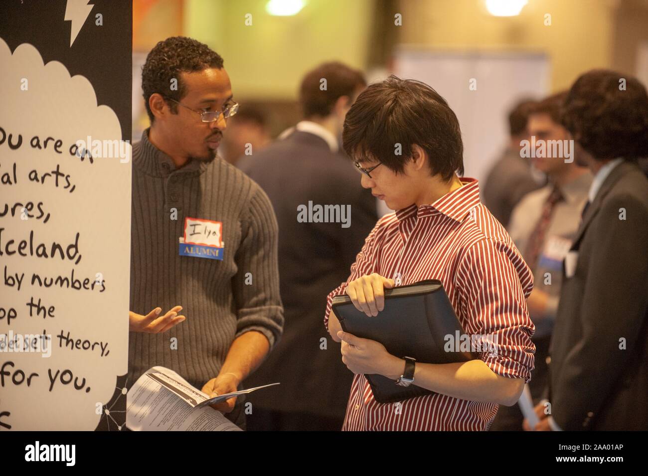 Mitte der Schuß von Alumnus, Links, im Gespräch mit einem Teilnehmer an einem Krieger, der Schule der Künste und Wissenschaften Career Fair Event an der Johns Hopkins Universität, Baltimore, Maryland, 11. Februar 2009. Vom Homewood Sammlung Fotografie. () Stockfoto