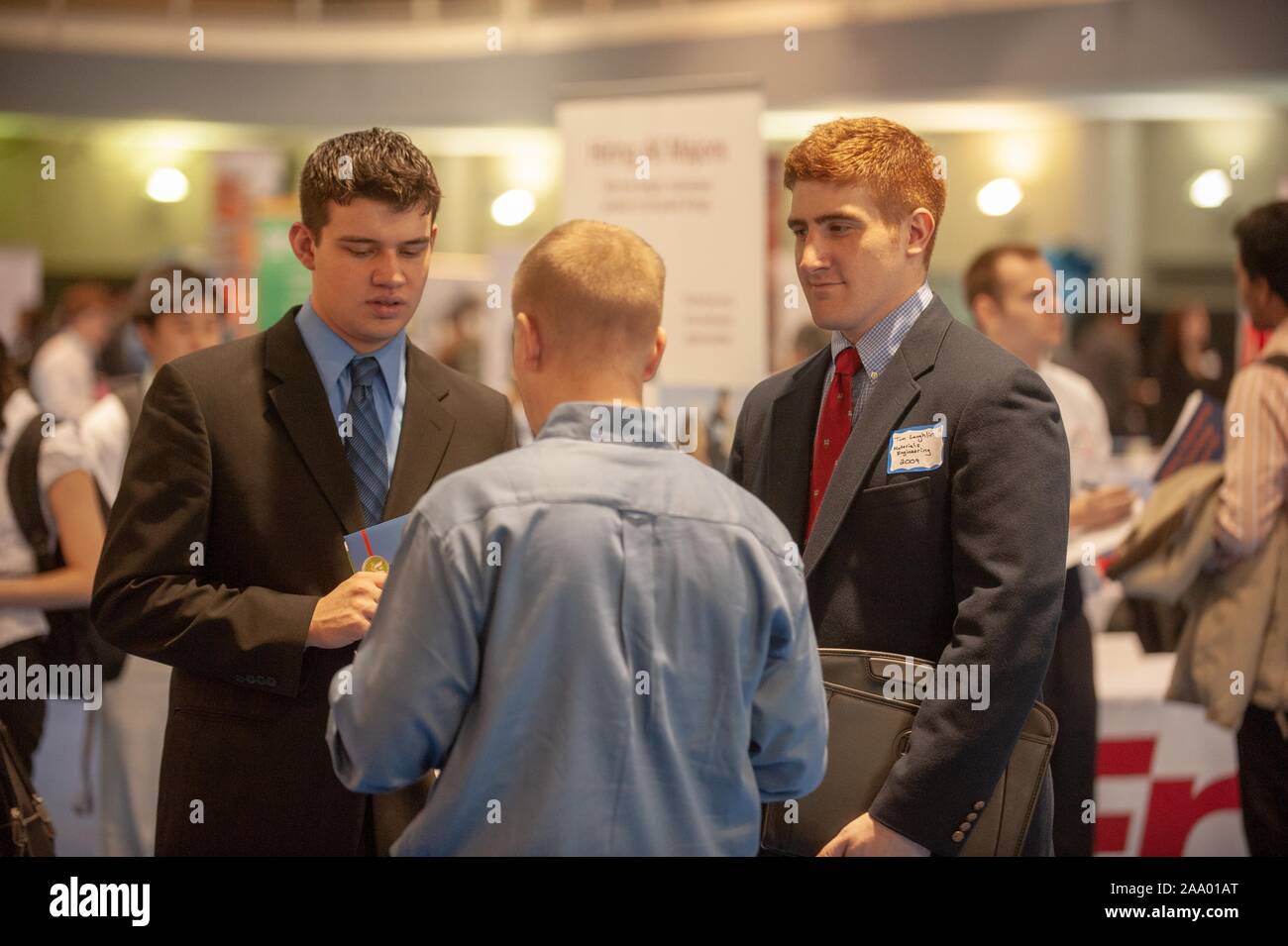 Mitte der Schuß von drei Menschen, stehen in einem Kreis und plaudern, während ein Krieger der Schule der Künste und Wissenschaften Career Fair Event an der Johns Hopkins Universität, Baltimore, Maryland, 11. Februar 2009. Vom Homewood Sammlung Fotografie. () Stockfoto