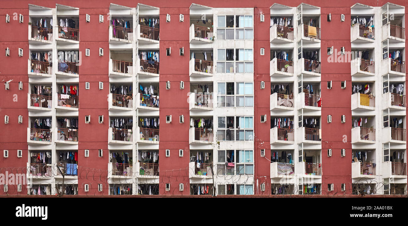 Residential Apartment Gebäude mit Trocknen von Wäsche auf dem Balkon, Chengdu, China. Stockfoto