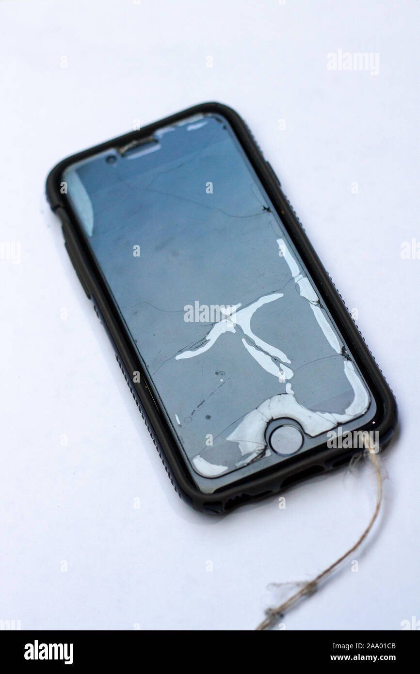 Gebrochen und gebrochenen Bildschirm Schutz auf einem Iphone Stockfoto
