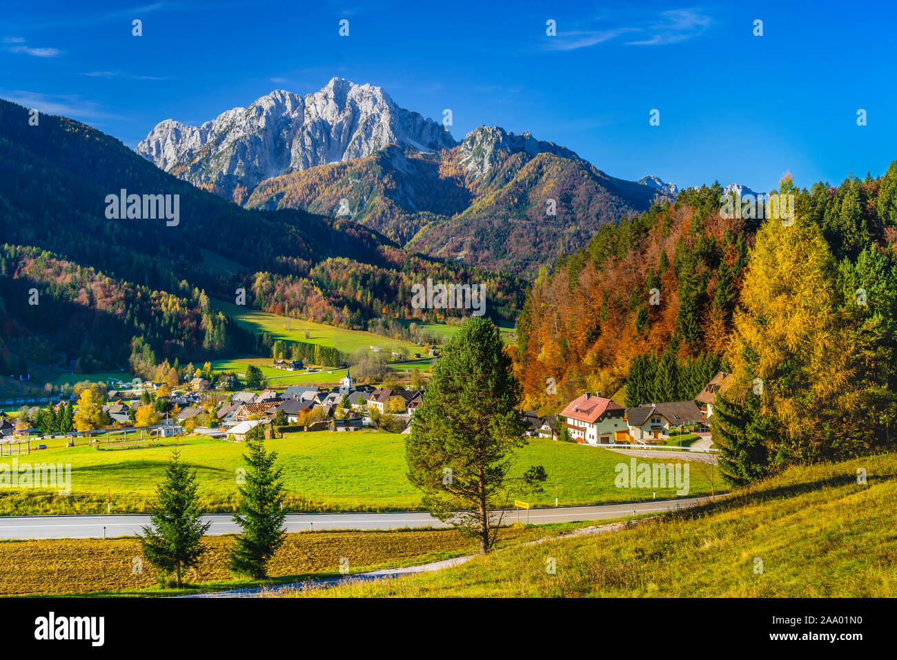 Das Zentrum von Kranjska Gora mit Herbstfarben Farbe in den Julischen Alpen, Slowenien, Europa. Stockfoto