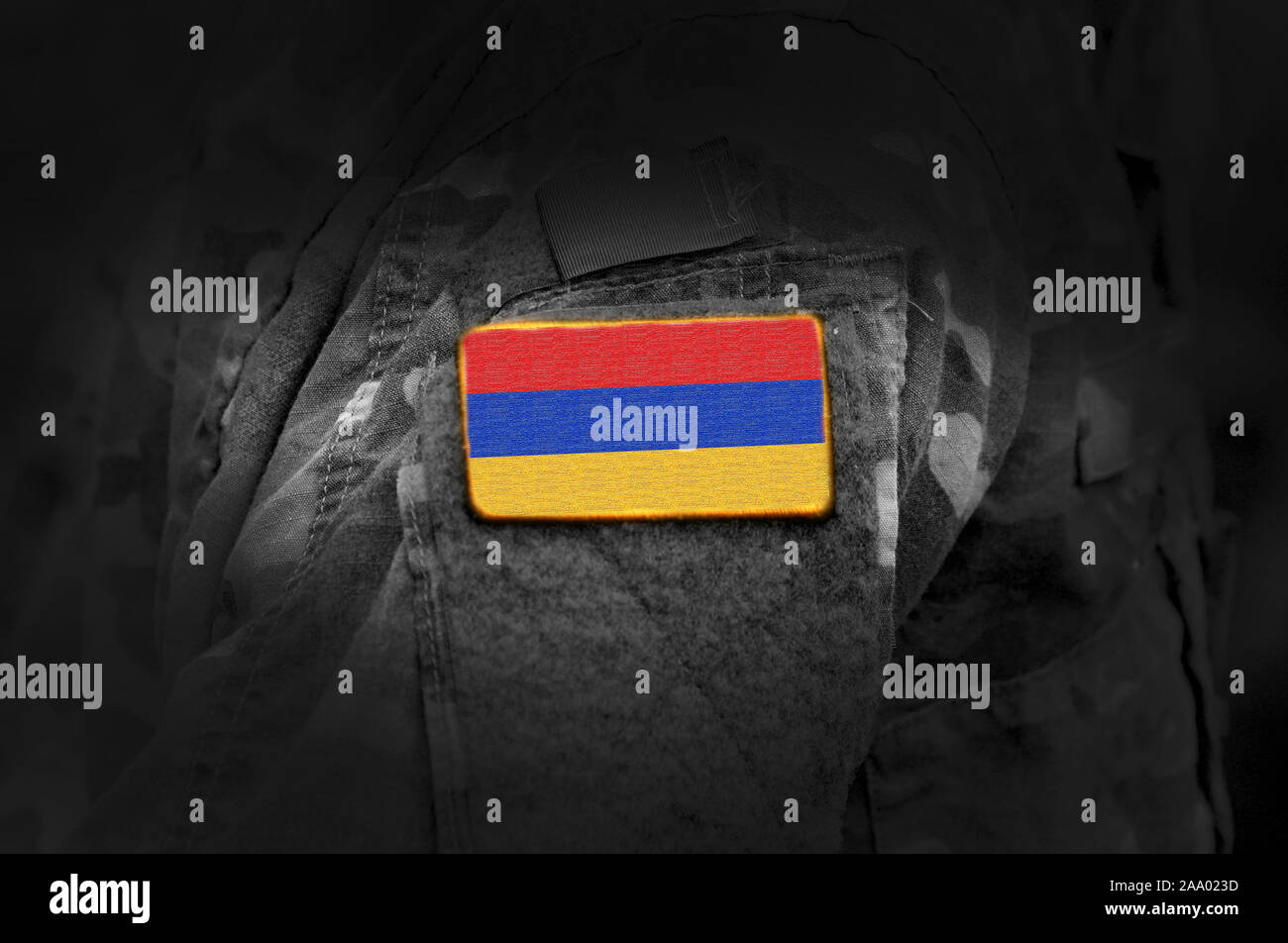 Flagge von Armenien über militärische Uniform. Armee, Bundeswehr, Soldaten. Collage. Stockfoto