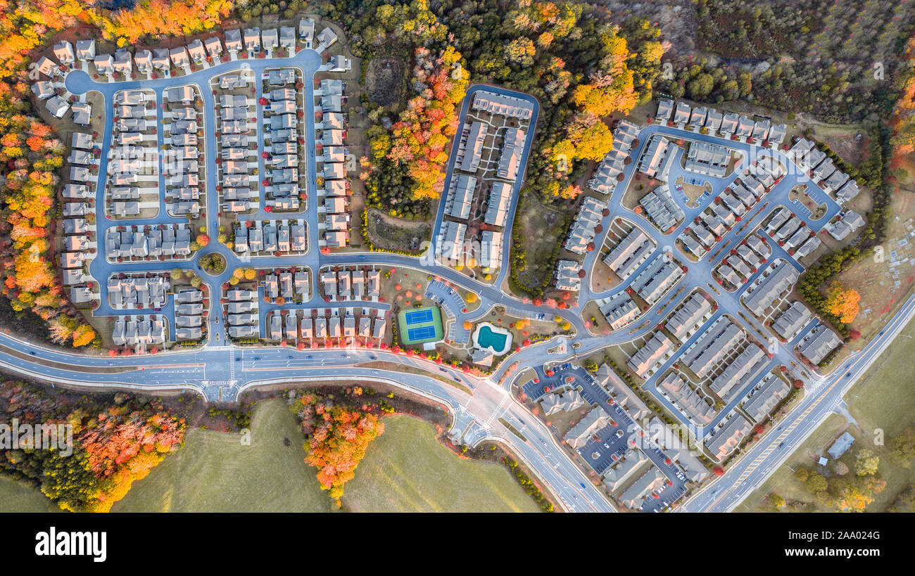 Luftbild von Oben nach Unten suburban Gemeinschaft im Süden der USA im Herbst Stockfoto