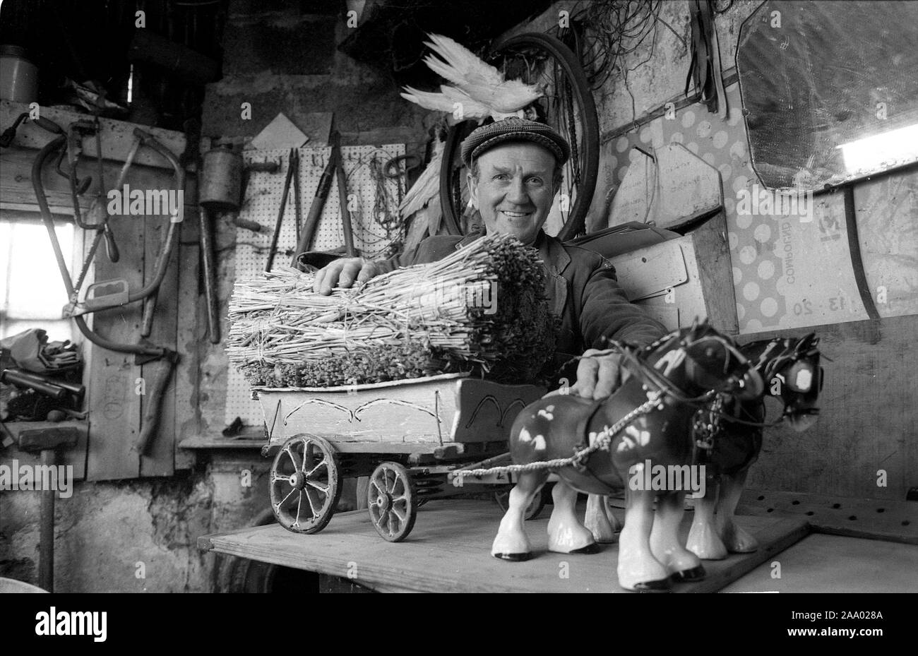 Handwerker Modellbauer in seiner Werkstatt North Yorkshire 1986 Stockfoto