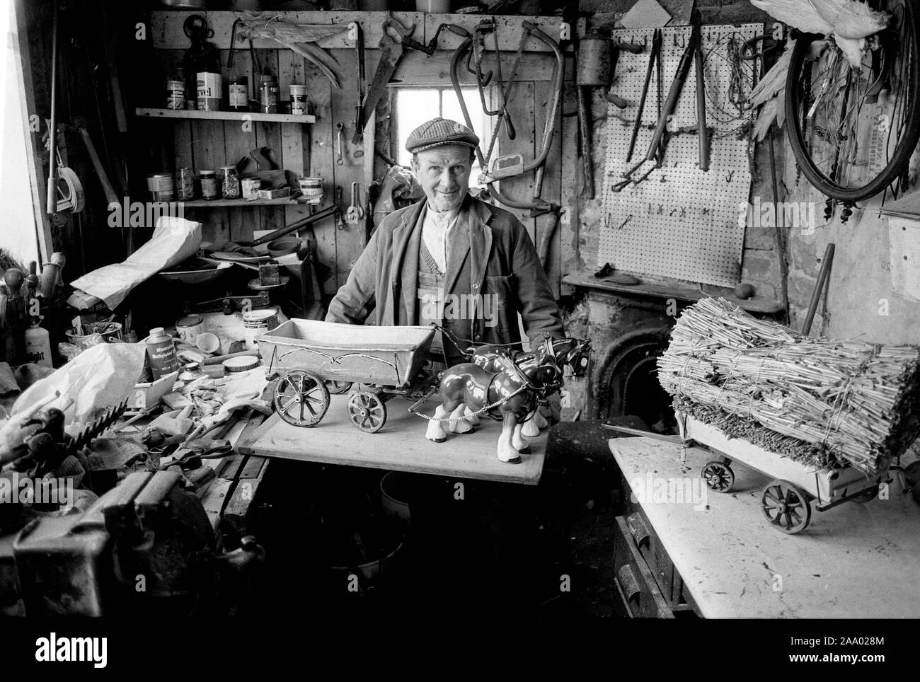 Handwerker Modellbauer in seiner Werkstatt North Yorkshire 1986 Stockfoto