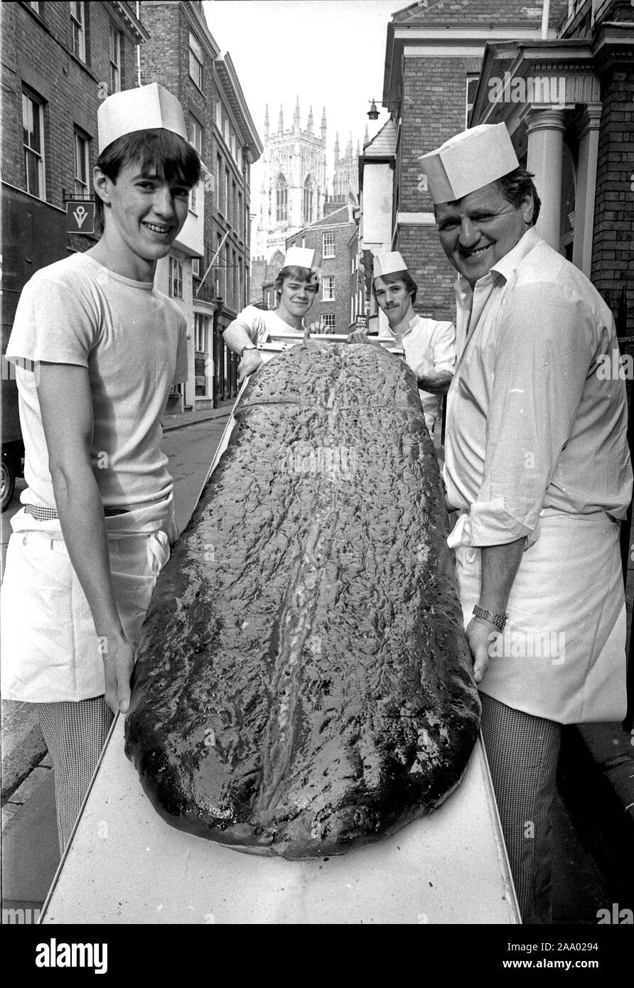 Bäcker mit riesigen Hot Cross bun Großbritannien 1986 Stockfoto