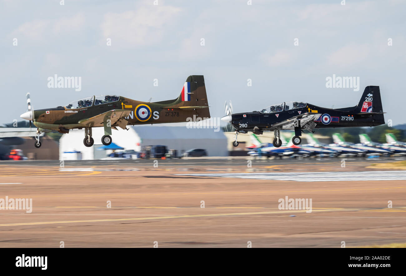 FAIRFORD/DEUTSCHLAND - vom 12. Juli 2018: die Royal Air Force kurz S-312 Tucano T1 Trainer Flugzeuge Ankunft für RIAT Royal International Air Tattoo 201 Stockfoto