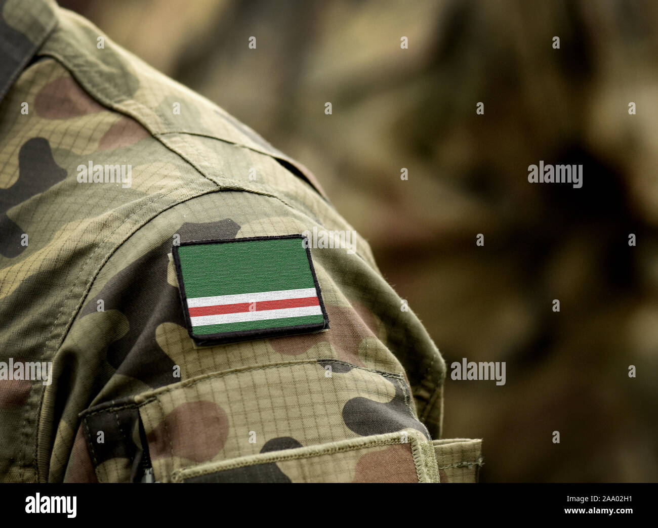 Flagge der Tschetschenischen Republik Itschkeria auf militärischen Uniform. Armee, Bundeswehr, Soldaten. Collage. Stockfoto