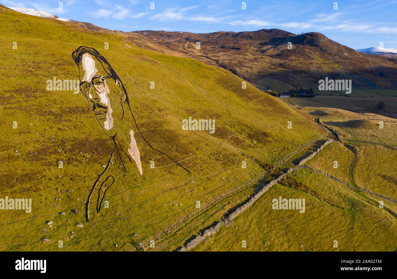 Spittal Of Glenshee, Schottland, Großbritannien. Nov, 2019 18. Blick auf ein riesiges Porträt der Blairgowrie dichter Hamish Henderson sculpted auf eine Perthshire Hang der Volkssage zu gedenken und den Cateran Ökomuseum starten. Die 175 m lange temporäre Skulptur aus Jute durch lokale Künstler Martin mcguinness "Kommen aa Ihr hame wi Freiheit" und feiert 100 Jahre seit der Geburt des Dichters. Den Cateran Ökomuseum ist ein neues Museum im Freien mit Attraktionen in Perthshire und West Angus. Die Skulptur ist sichtbar, bis 8. Dezember 2019. Credit: Iain Masterton/Alamy leben Nachrichten Stockfoto