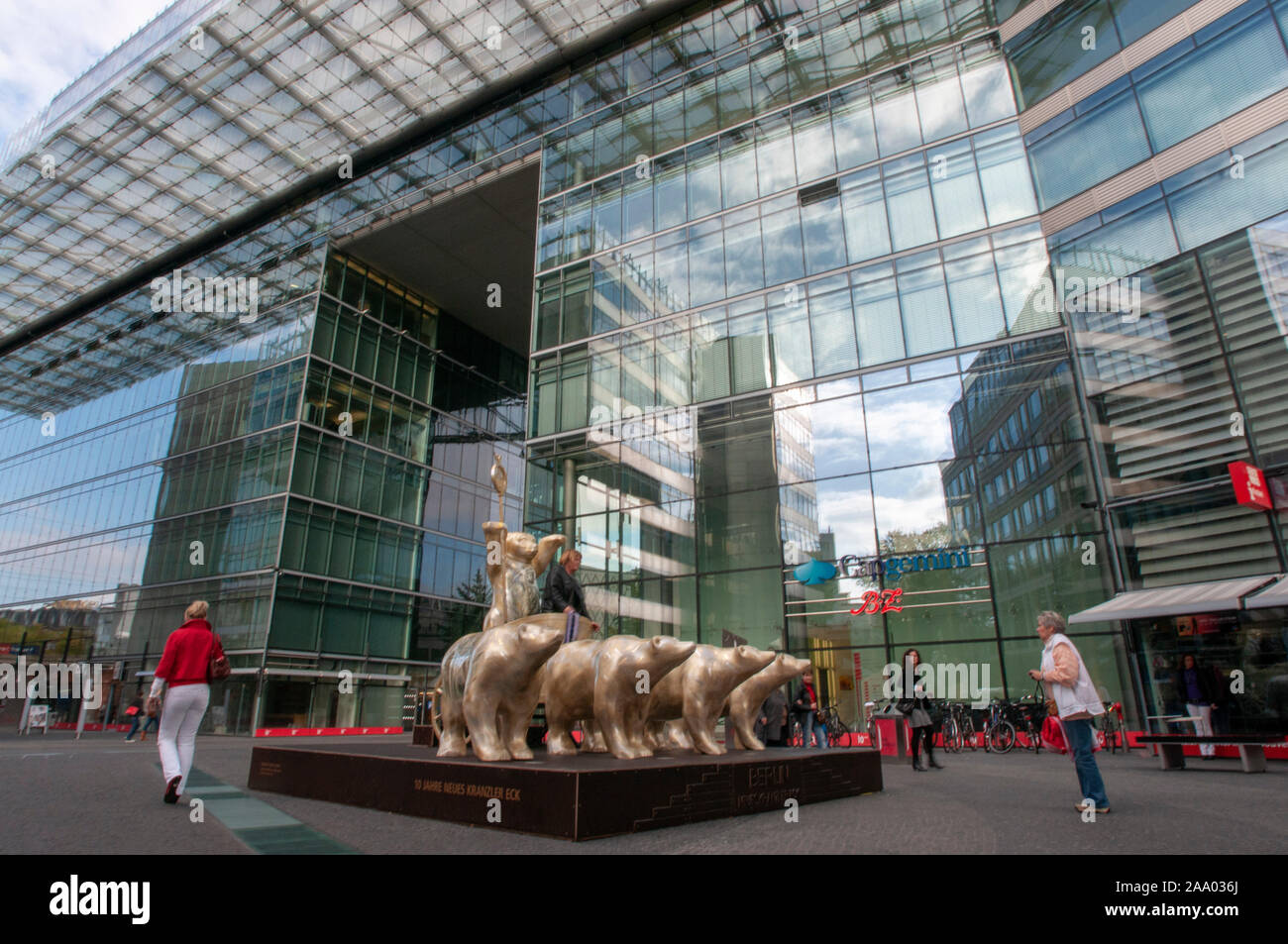 Touristen stehen als nächstes Skulpturen tragen Neues Kranzler Eck, Kurfürstendamm, Charlottenburg, Berlin, Deutschland Stockfoto