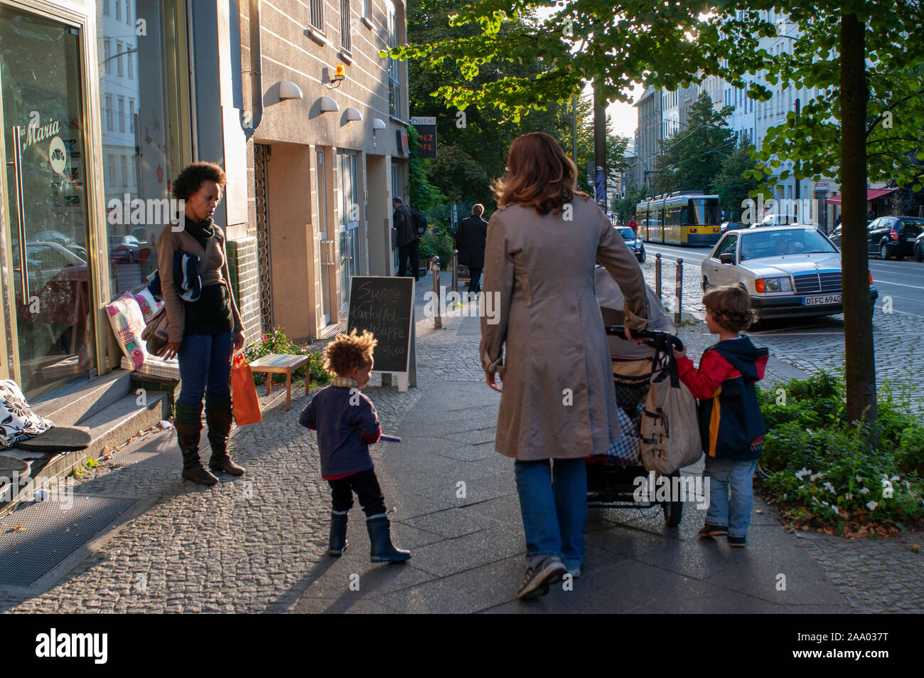 Familie mit Kindern wandern rund um Invalidenstraße Straße in der Nähe von Berliner Kollwitzplatz im Prenzlauer Berg in Berlin Deutschland Stockfoto