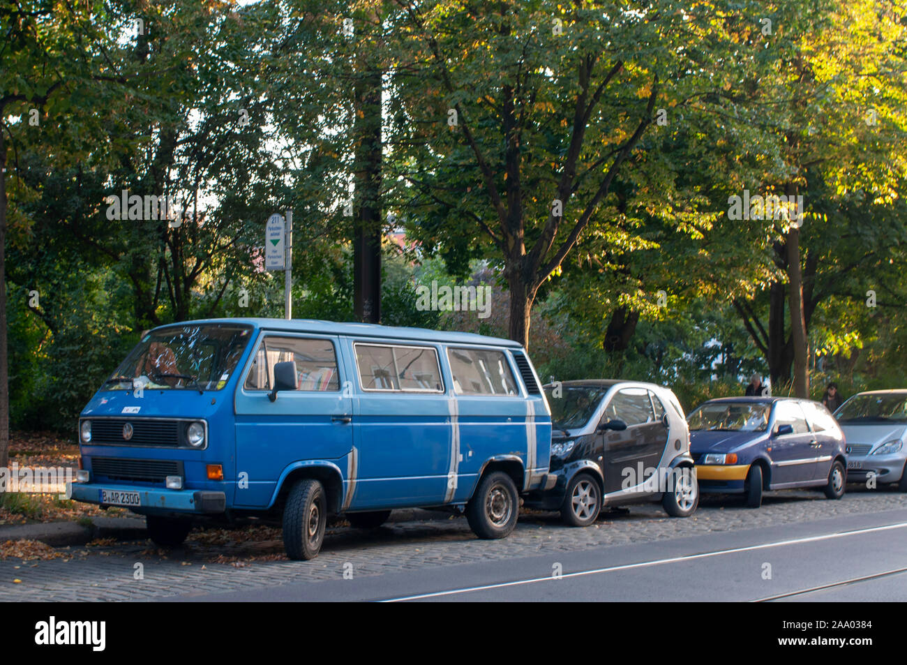 Berlin Vintage Retro Van um Invalidenstraße Straße in der Nähe von Berliner Kollwitzplatz im Prenzlauer Berg in Berlin Deutschland Stockfoto