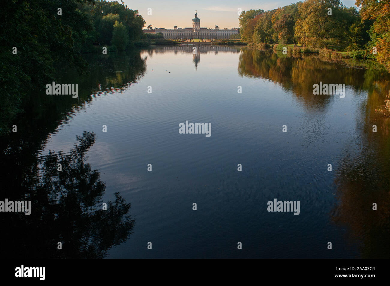 See im Schlossgarten Gusseisen Brücken, Gärten von Schloss Charlottenburg, Anfang des neunzehnten Jahrhunderts, Gussteile durch Preußische Gießerei, Malapine Sil Stockfoto