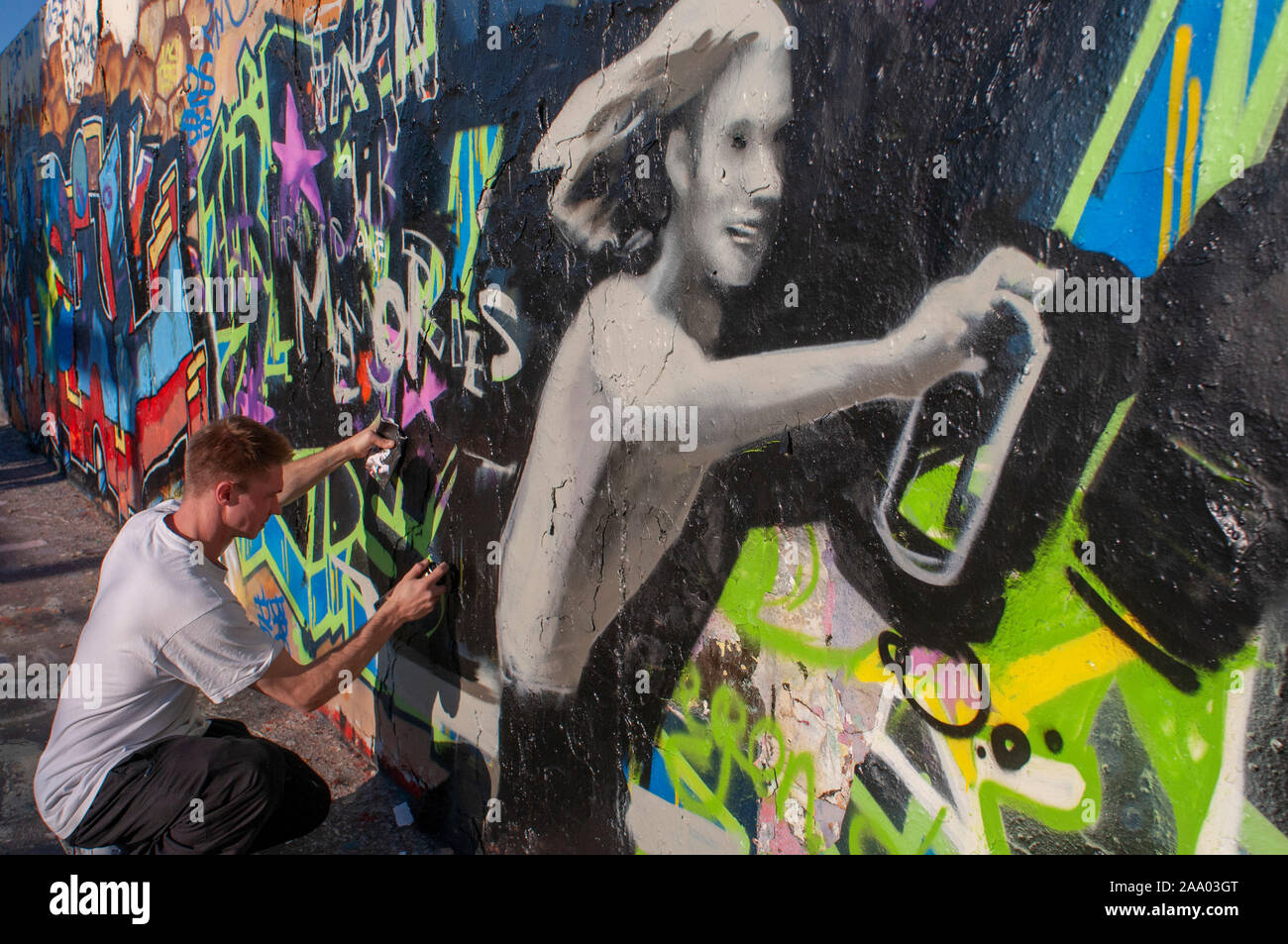 Graffiti auf Mauerpark Mauer in Berlin, Deutschland. Ein ehemaliger Teil der Berliner Mauer TODESSTREIFEN Stockfoto