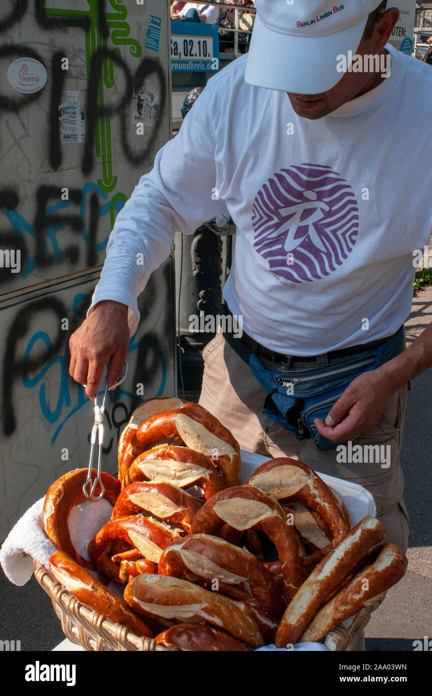 Feier des berühmten deutschen Volksfest Oktoberfest. Traditionelle Brezel Brezel genannt hängen auf dem Stand vor dem Hintergrund einer unscharfen s Stockfoto