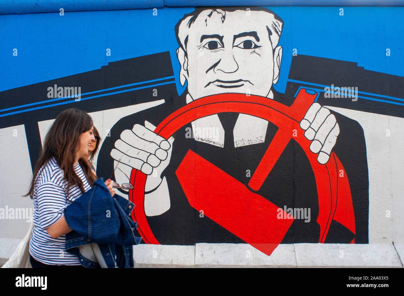 Graffiti auf ursprüngliche Abschnitt der Berliner Mauer an der East Side Gallery in Friedrichshain Berlin Deutschland. Michail Gorbatschow an einem Hammer und Sichel Stee Stockfoto