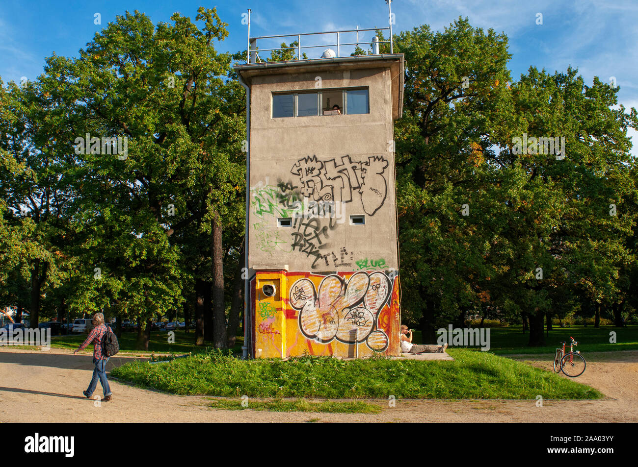 Museum der Verbotenen Kunst, Berlin, Deutschland. 1990 eine Gruppe junger Künstler im Museum der