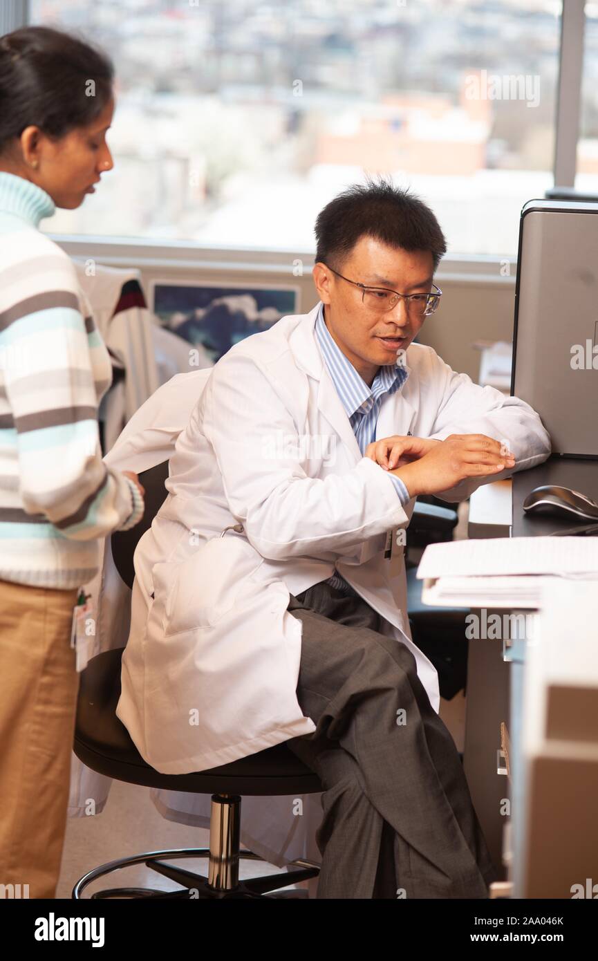 Portrait von Notfallmedizin Arzt und Forscher Dr. Samuel Yang in einem Labor an der Johns Hopkins University in Baltimore, Maryland, 9. April 2009. Vom Homewood Sammlung Fotografie. () Stockfoto