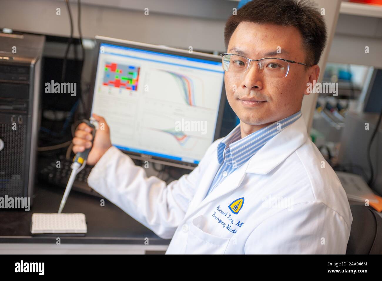 Portrait von Notfallmedizin Arzt und Forscher Dr. Samuel Yang in einem Labor an der Johns Hopkins University in Baltimore, Maryland, 9. April 2009. Vom Homewood Sammlung Fotografie. () Stockfoto