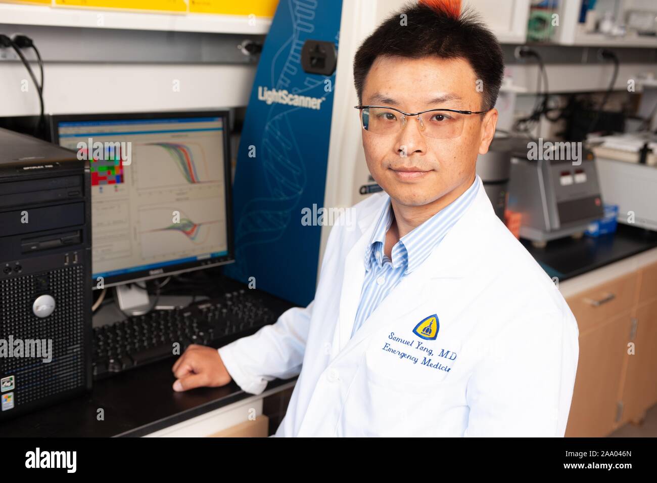 Portrait von Notfallmedizin Arzt und Forscher Dr. Samuel Yang in einem Labor an der Johns Hopkins University in Baltimore, Maryland, 9. April 2009. Vom Homewood Sammlung Fotografie. () Stockfoto