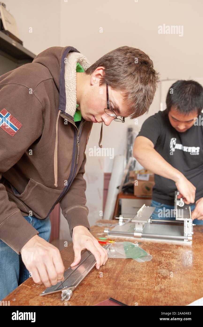 Studenten an der Wittling Schule von Maschinenbau Werkzeuge und Geräte, wie sie in einem Design Team Wettbewerb an der Johns Hopkins University in Baltimore, Maryland, 9. April 2009 teilnehmen. Vom Homewood Sammlung Fotografie. () Stockfoto