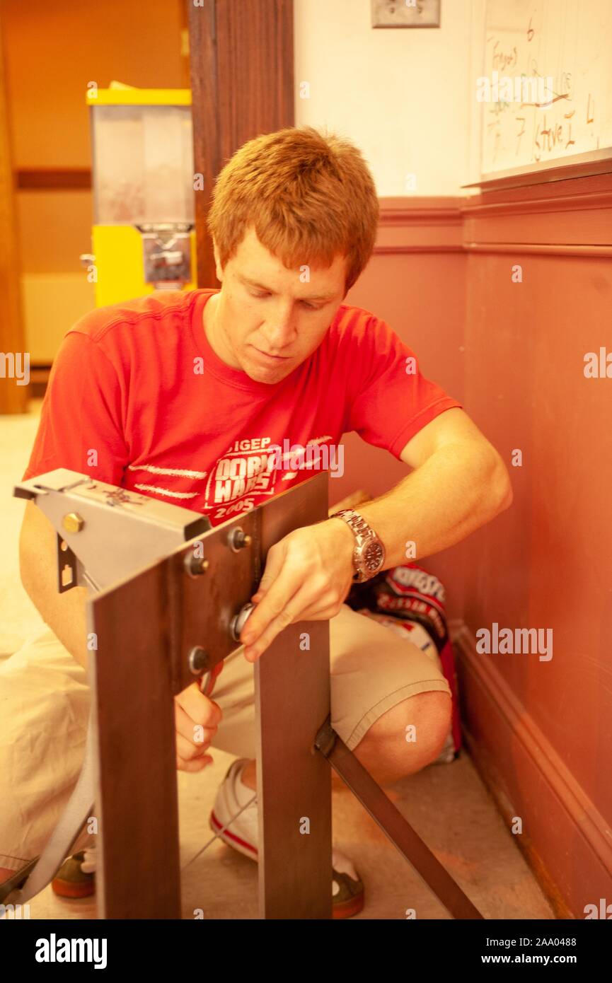 Studenten an der Wittling Schule von Maschinenbau Werkzeuge und Geräte, wie sie in einem Design Team Wettbewerb an der Johns Hopkins University in Baltimore, Maryland, 9. April 2009 teilnehmen. Vom Homewood Sammlung Fotografie. () Stockfoto