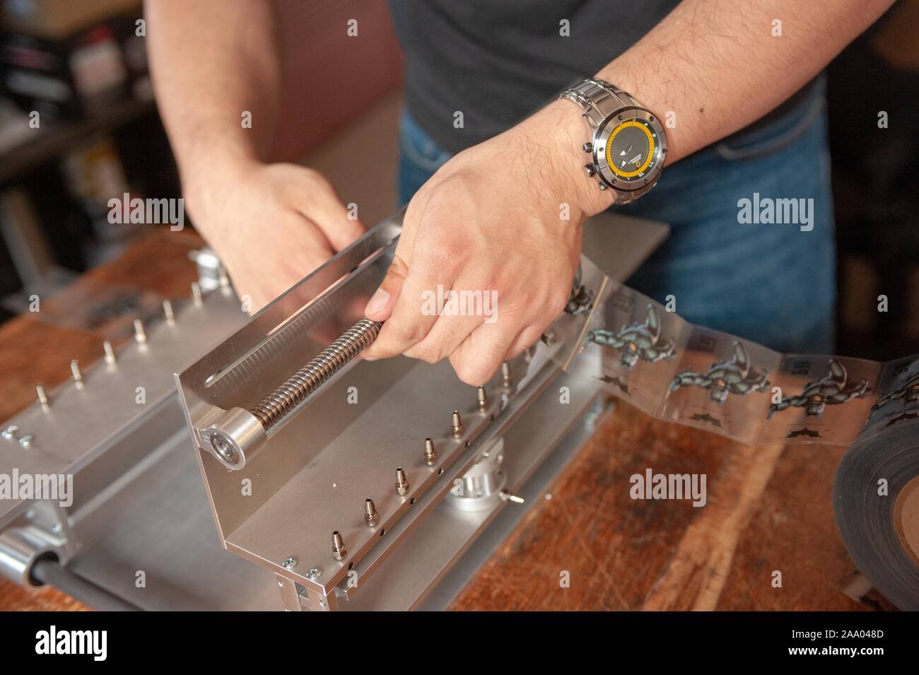 Studenten an der Wittling Schule von Maschinenbau Werkzeuge und Geräte, wie sie in einem Design Team Wettbewerb an der Johns Hopkins University in Baltimore, Maryland, 9. April 2009 teilnehmen. Vom Homewood Sammlung Fotografie. () Stockfoto