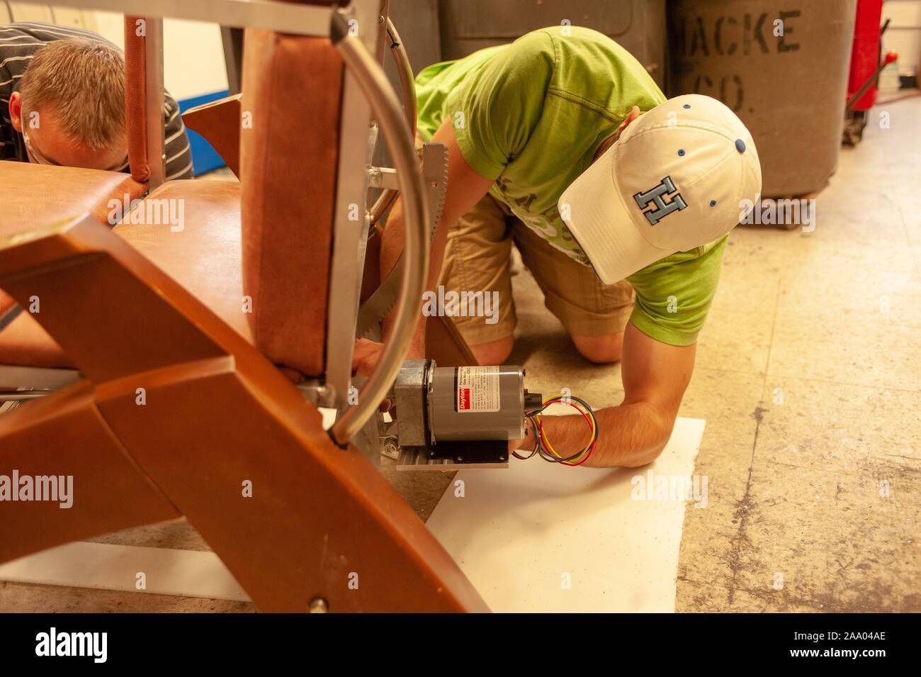 Studenten an der Wittling Schule von Maschinenbau Werkzeuge und Geräte, wie sie in einem Design Team Wettbewerb an der Johns Hopkins University in Baltimore, Maryland, 9. April 2009 teilnehmen. Vom Homewood Sammlung Fotografie. () Stockfoto