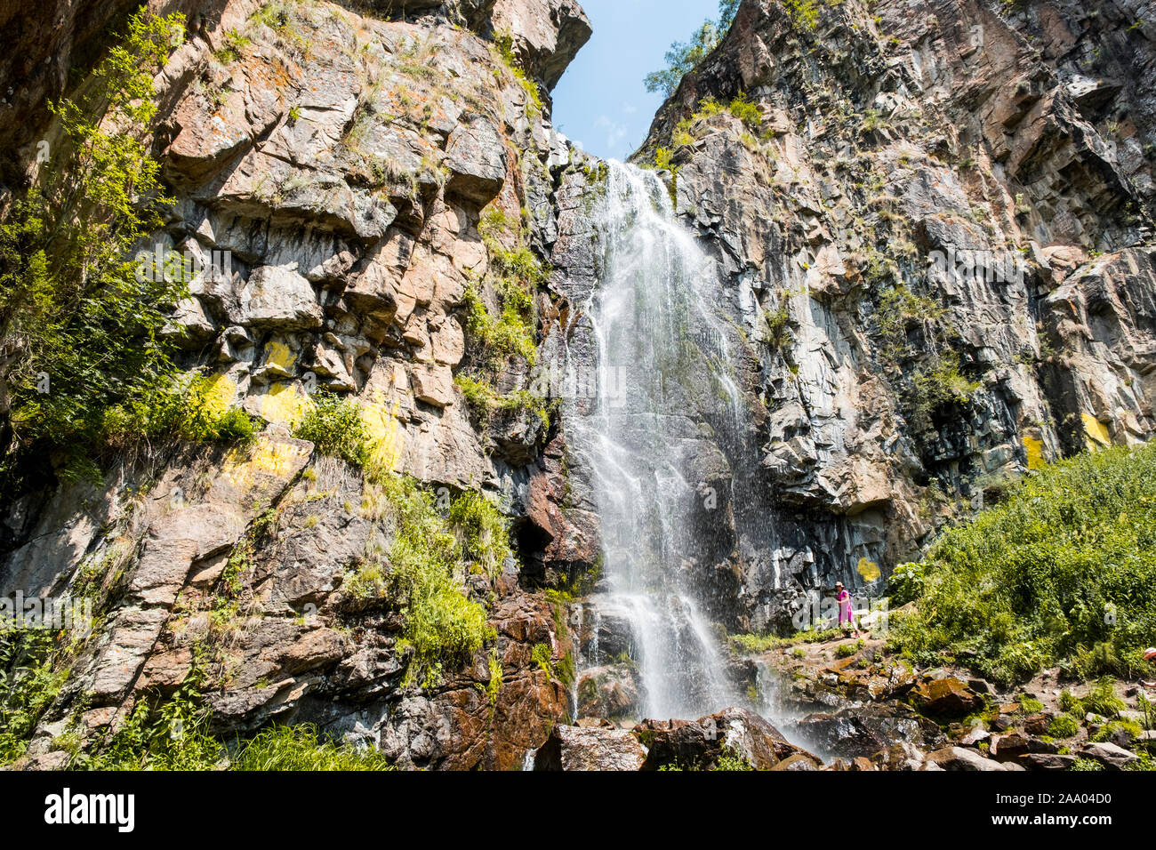 Butakovskiy Zailiysky Alatau Wasserfall reichen von der größten Tian Shan in Kasachstan Stockfoto