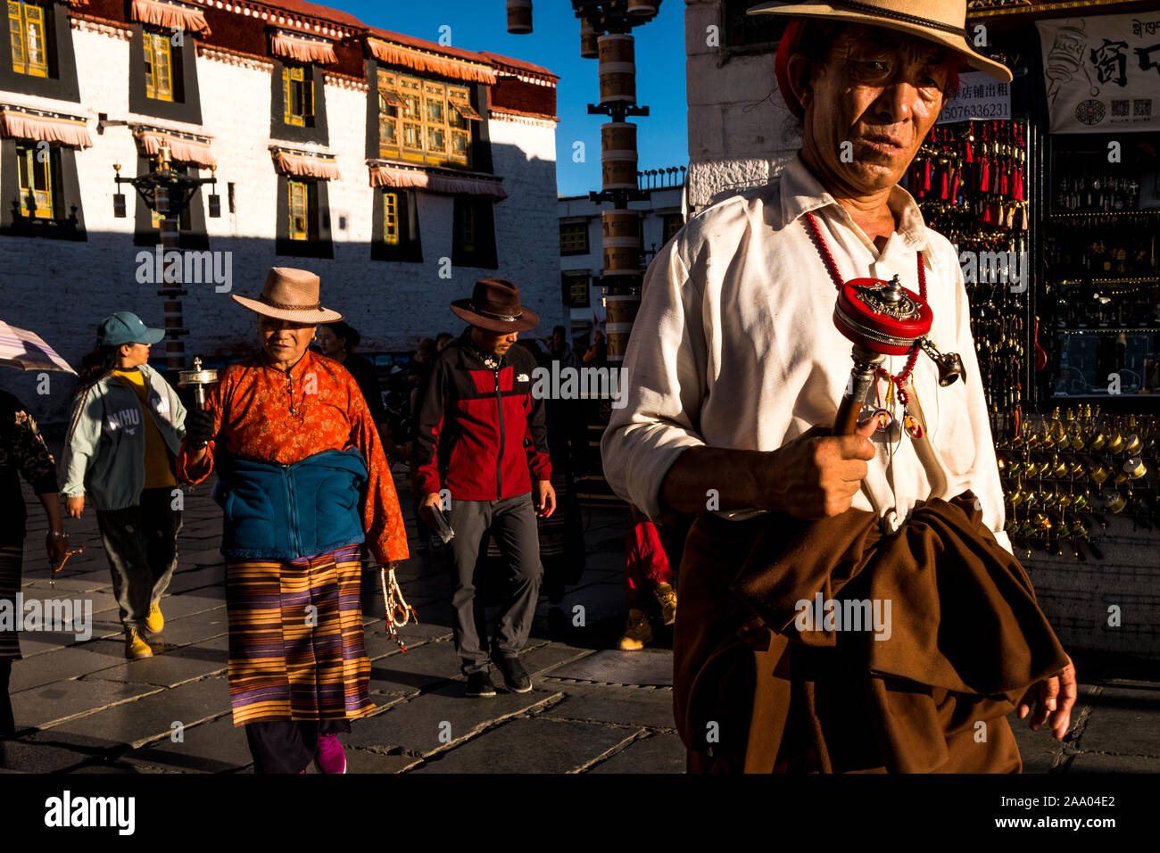 Buddhistische Pilger außerhalb der Jokhang Tempel in Lhasa Stockfoto