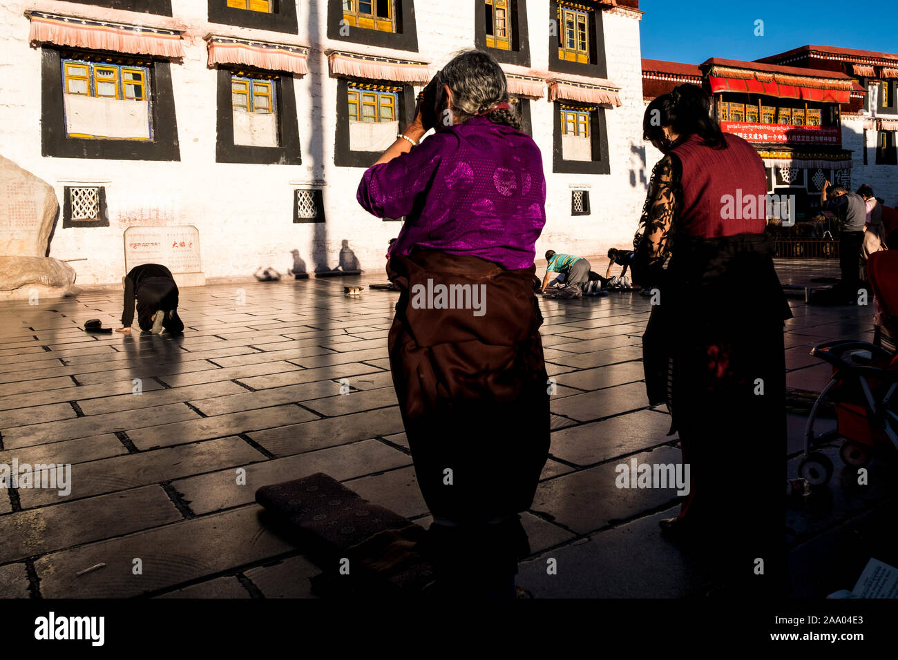 Buddhistische Pilger außerhalb der Jokhang Tempel in Lhasa Stockfoto