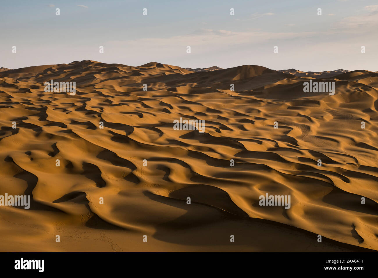 Kumtag Dünen der Wüste bei Sonnenuntergang von der größte Wüste Taklamakan Stockfoto