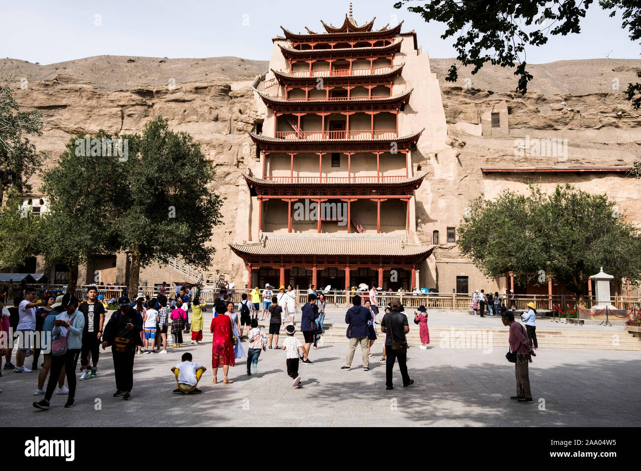 Chinesische Touristen vor der Mogao buddhistischen Höhlen Stockfoto