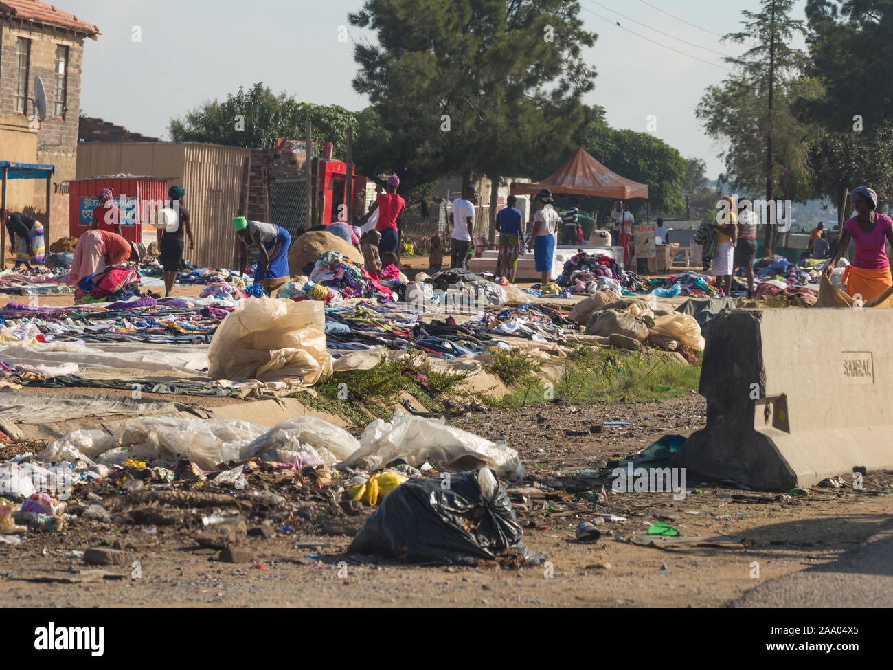 Schwarze Afrikanische Straße Markt, wo die Menschen in einem städtischen Umfeld für den Handel, verkaufen oder Ihre Kleidung oder Kleidung in Johannesburg, Gauteng swap sammeln Stockfoto