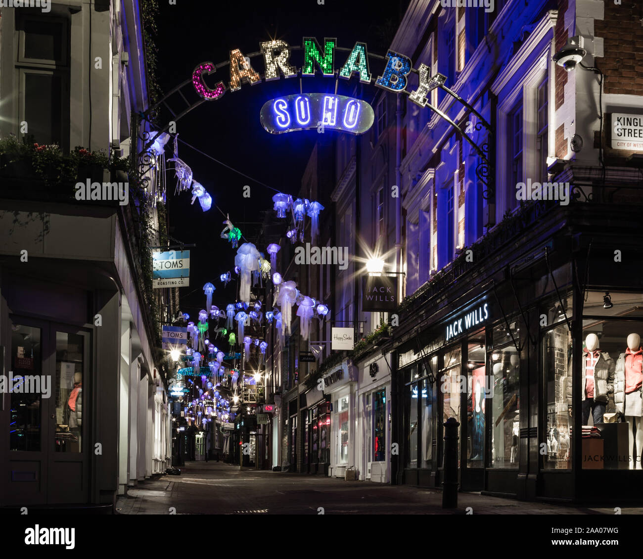 Eine ruhige Carnaby Street mitten in der Nacht im Herzen von London. Stockfoto