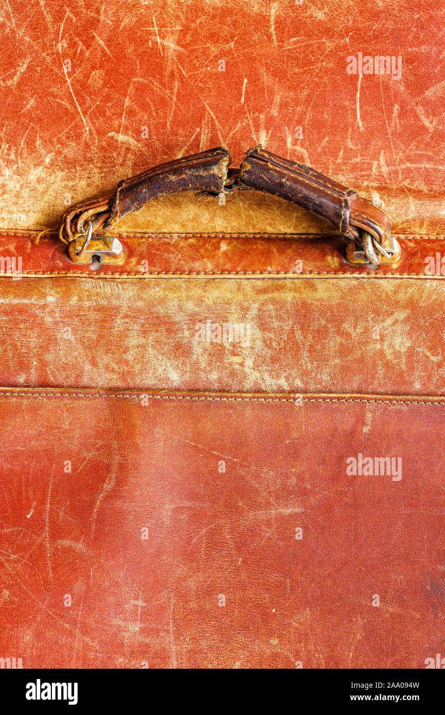 Alte schäbige Griff eines leder Aktentasche. Alte Leder Textur Stockfoto