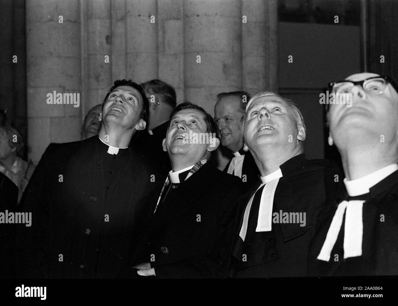 Mitglieder des Klerus in den Himmel in York Minster 1985 suchen Stockfoto